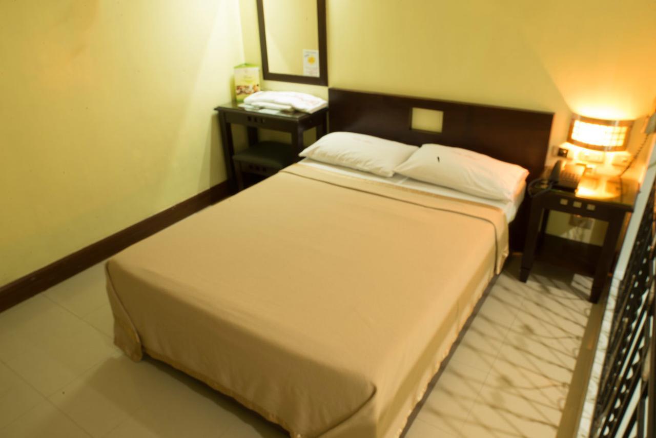 Vista Hotel Recto Manila Exteriör bild